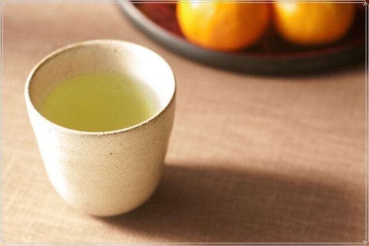 お茶が入った白い陶器の湯呑