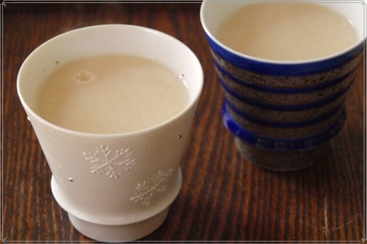 甘酒が入ったおしゃれなカップ2個