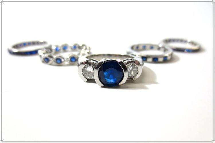 アメジストのような青い宝石が埋め込まれた指輪