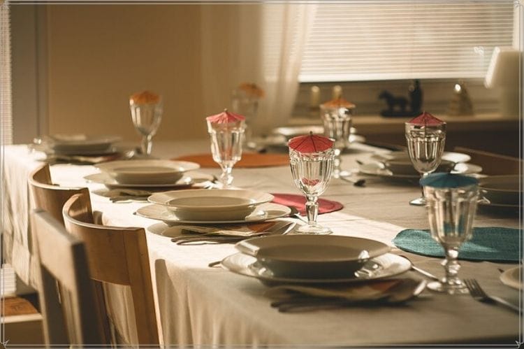 テーブルに皿やグラス、フォーク＆ナイフなど食事の準備がしてある