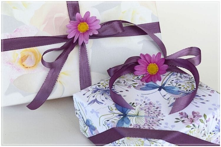 花柄の包みと紫のリボンが付いたプレゼントbox2個