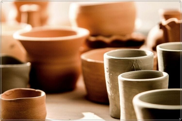 たくさんの陶器のコップ