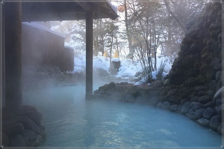 雪が降り積もる冬の露天風呂