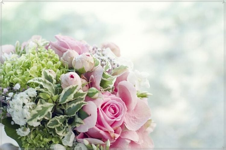 白や薄いピンクの薔薇などが入ったアレンジフラワーギフト