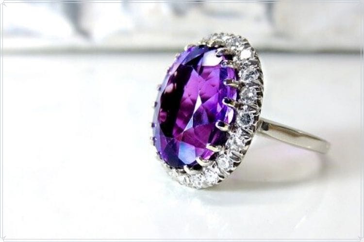 ルビーっぽい紫色の宝石が埋め込まれた指輪