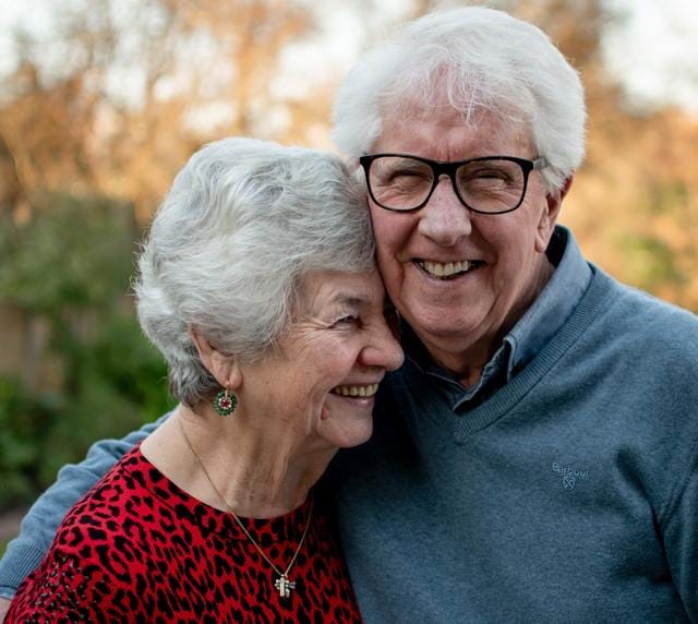 古希を祝って微笑む夫婦