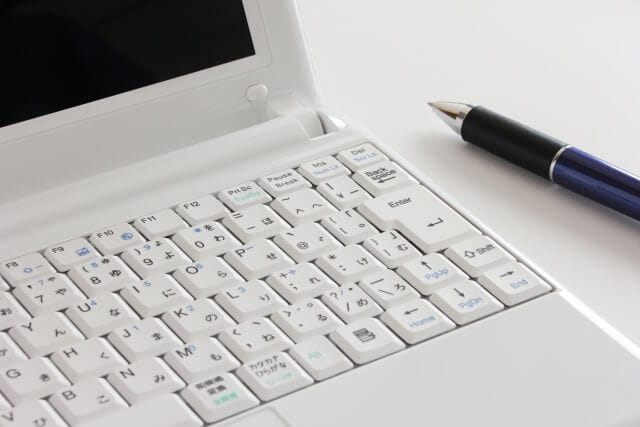 ボールペンとパソコン