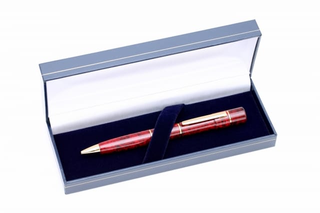 就職・昇進・退職祝いに名入れのボールペンを贈ろう