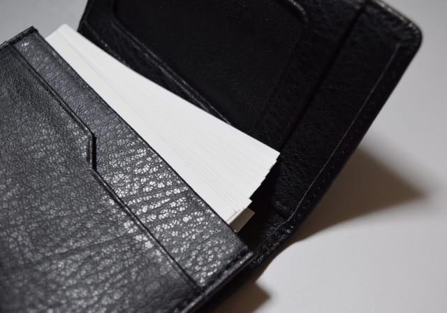 就職・昇進・退職祝いのギフトに名刺入れを贈ろう