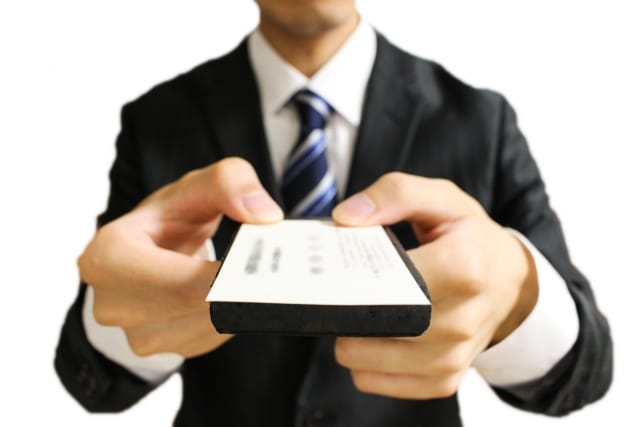 就職・昇進・退職祝いの場面別の名刺入れの選び方