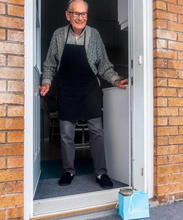 プレゼントを喜ぶ傘寿の男性