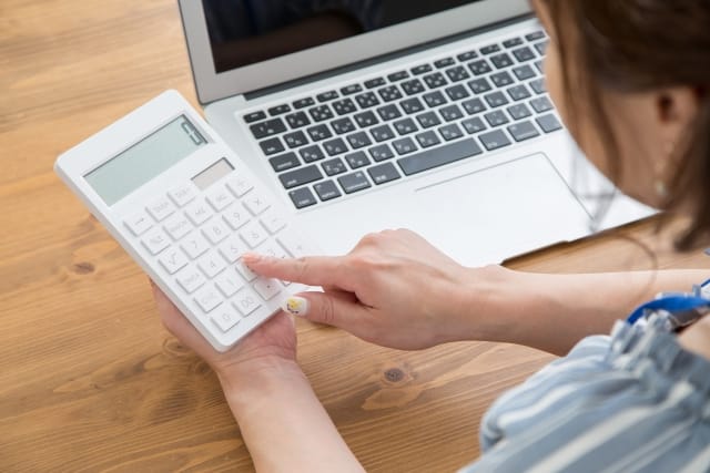 電卓とパソコン