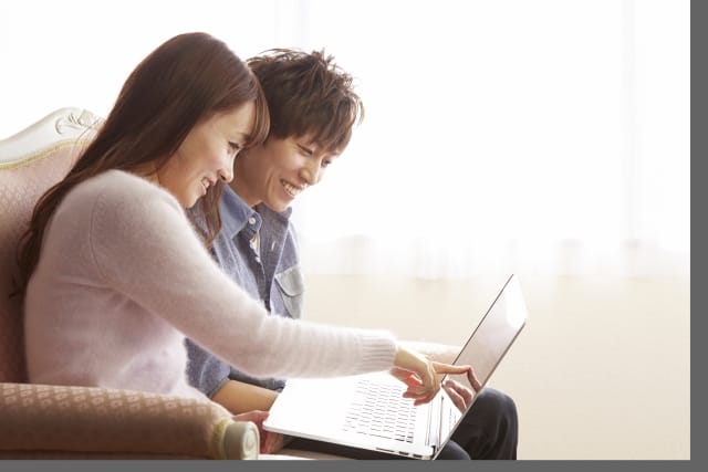 パソコンを見ている男女