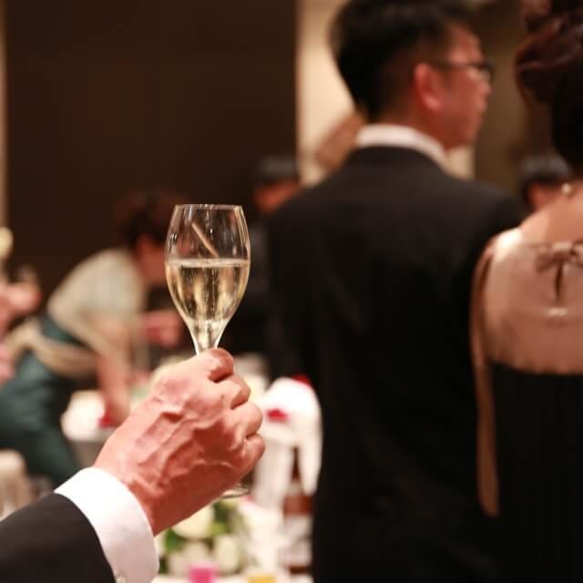 グラスを持つ男性