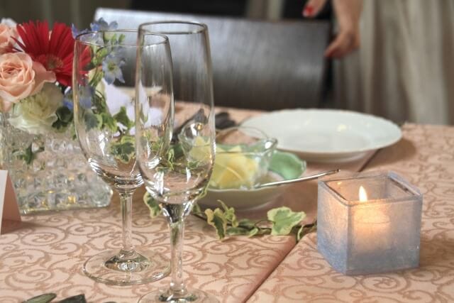 テーブルに置かれたグラス