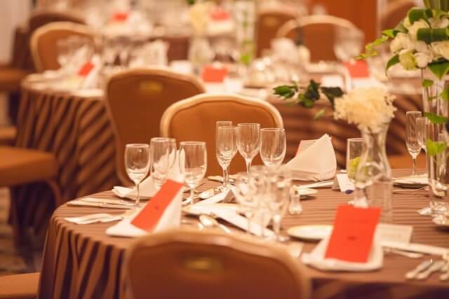 テーブルに置かれたグラス