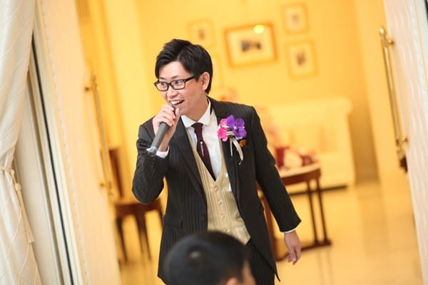 マイクを持った男性