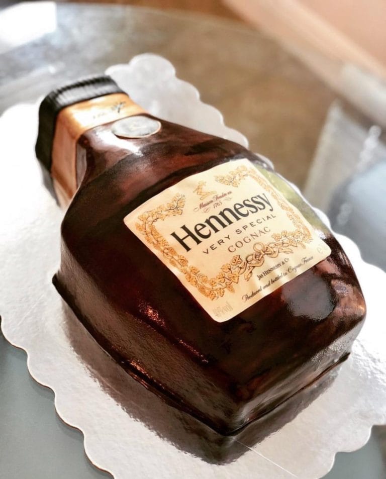 ウイスキーの形をしたケーキ