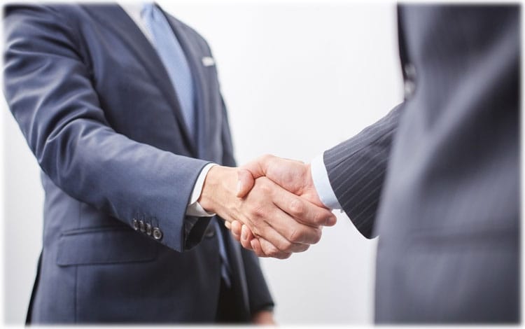 握手をするビジネスマン