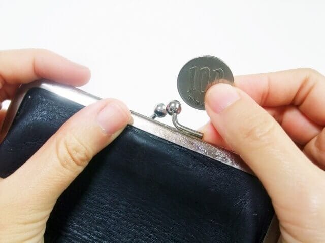 お財布から100円を取り出す
