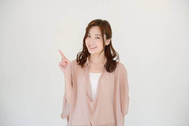 指さす女性