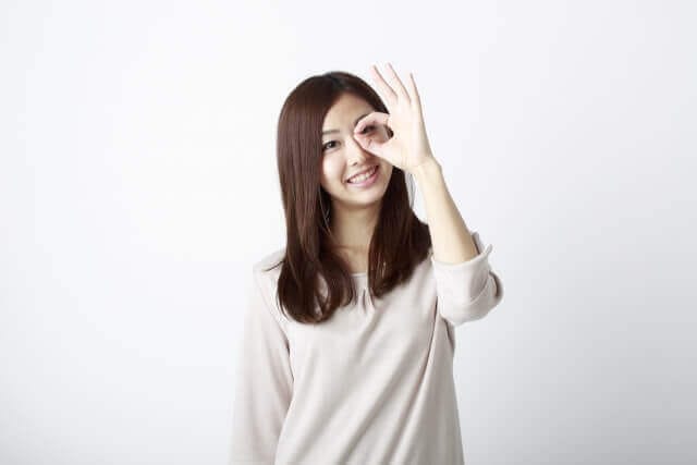 OKサインをする女性