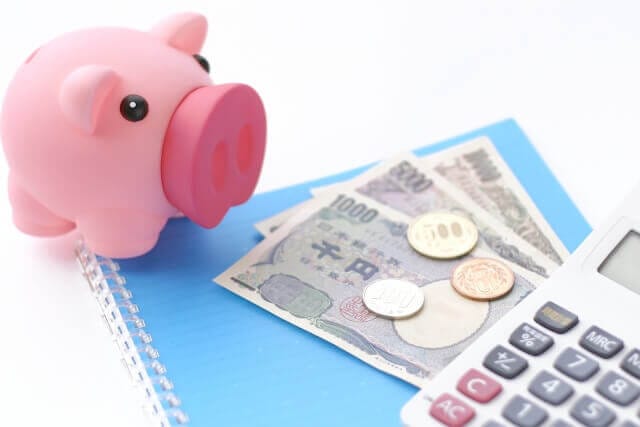 豚の貯金箱と電卓