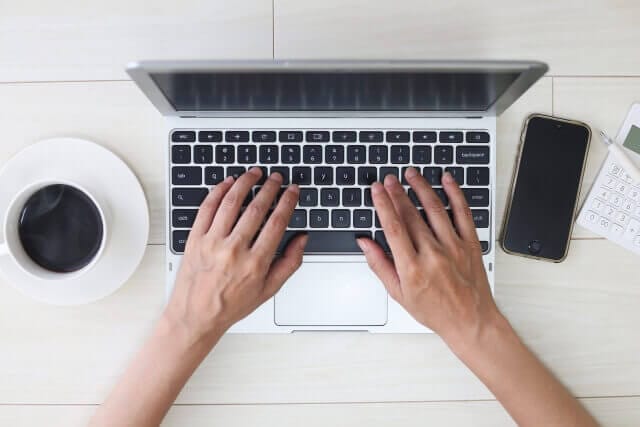 パソコンを扱う男性