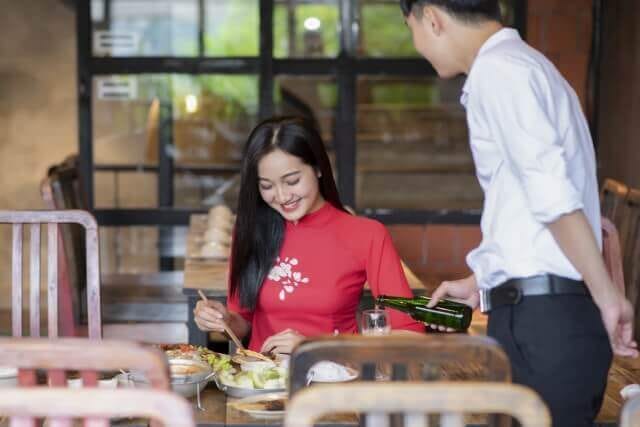 ベトナム料理店で食事をたのしむ女性