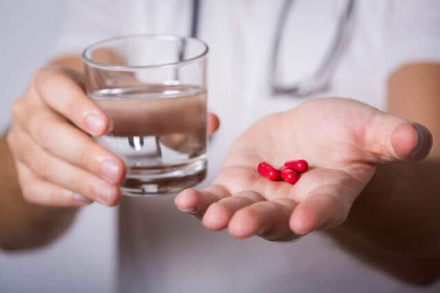 サプリメントと水