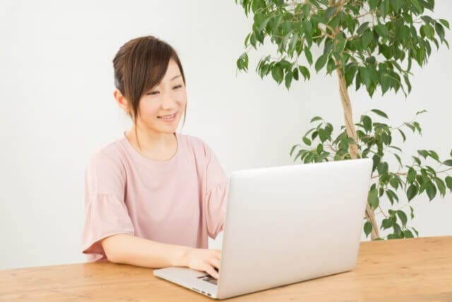 ネットショッピングする女性