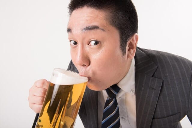 ビールを飲む男性