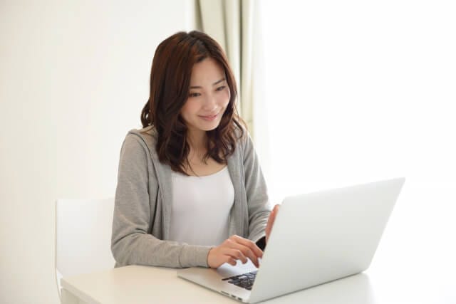 ネットショッピングする女性