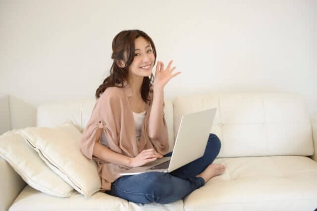 パソコンでネットをする女性