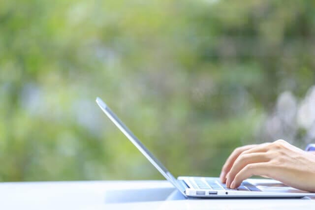 パソコンを扱う男性