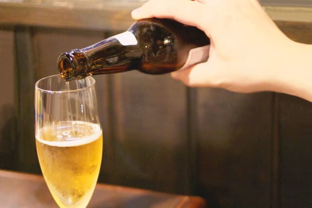 ビールを注ぐ
