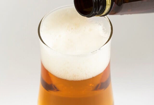 ビールを注ぐ