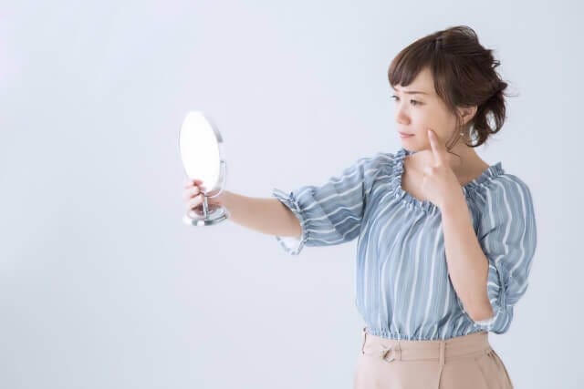 シミを気にする女性