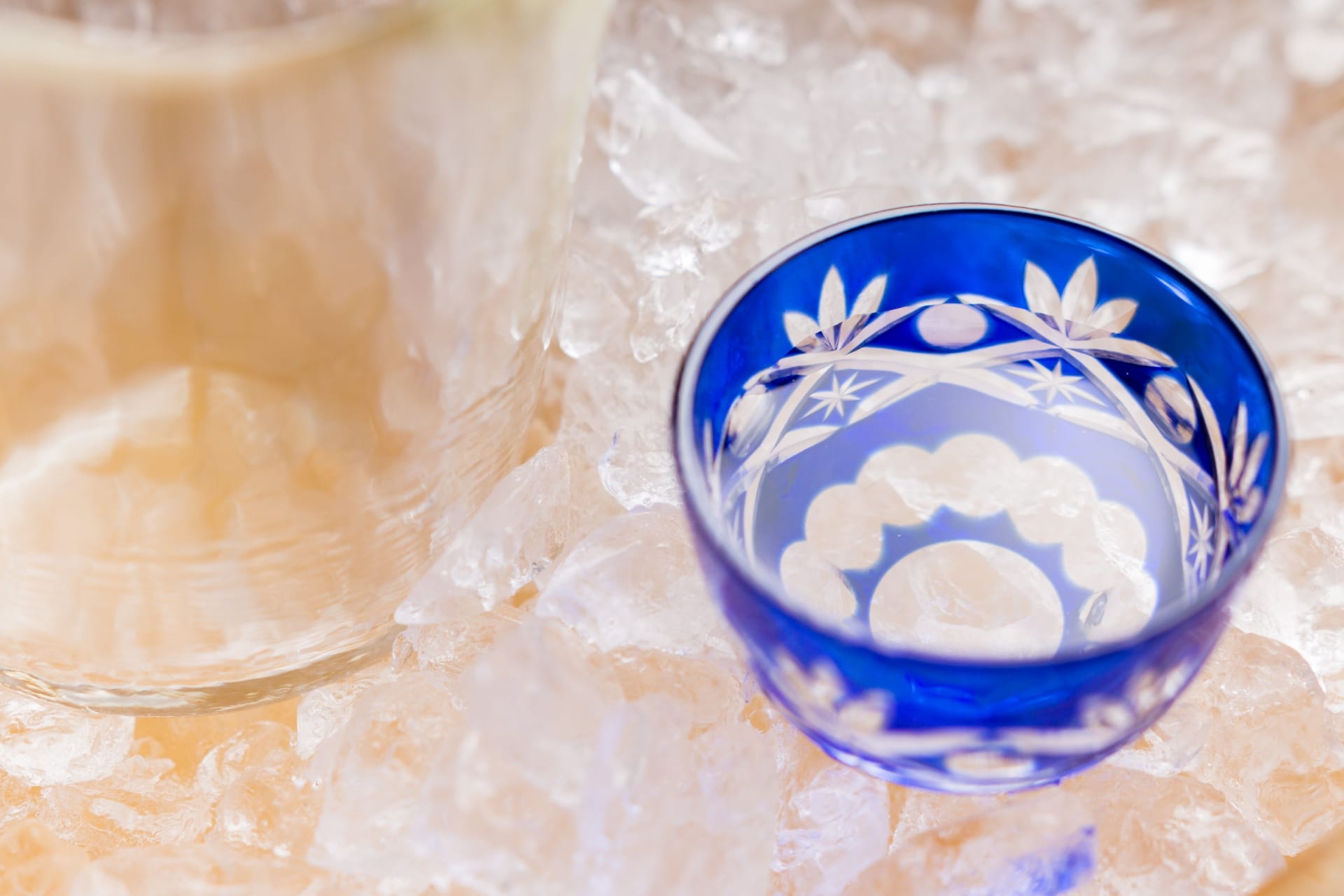 ¿Qué es shochu hecho de lías de sake?