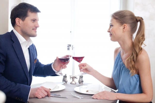 ワインを楽しむ男女