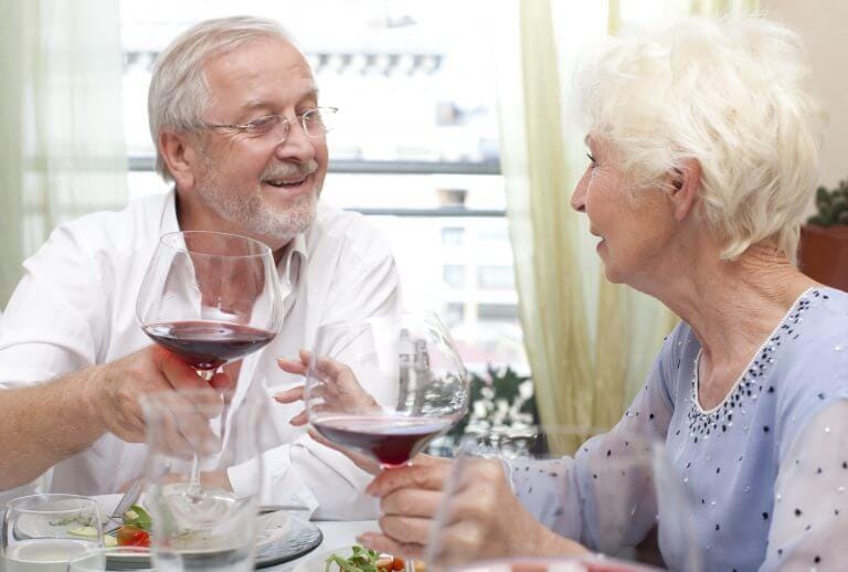 ワインを飲む夫婦