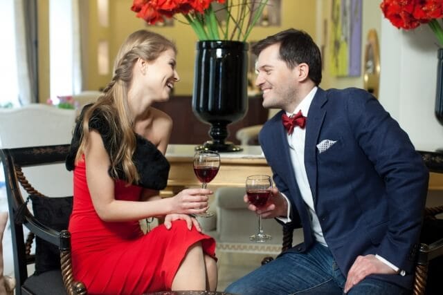 ワインを楽しむ男女