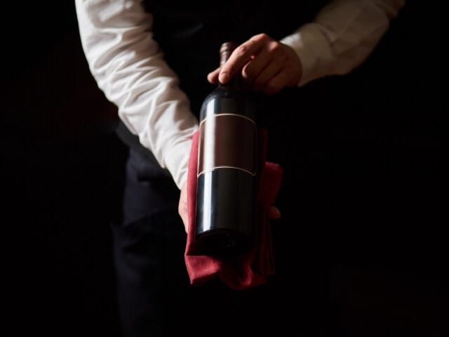 ワインを持つソムリエ