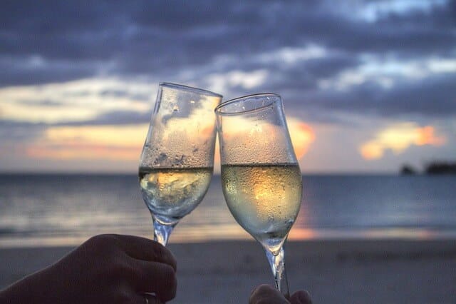 ワイン初心者が知っておきたいワインのマナー 乾杯はグラスを合わせない 世界のワイン