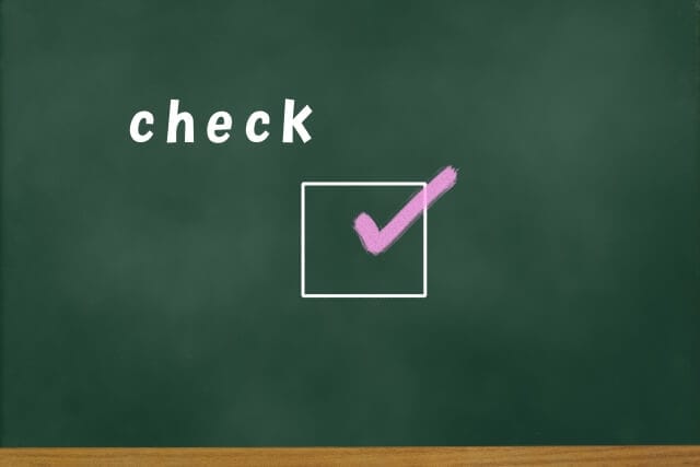 checkと書かれた黒板
