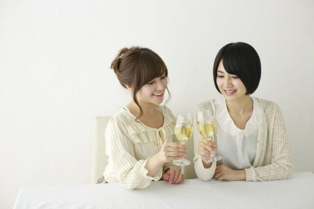 ワインで乾杯する二人の女性