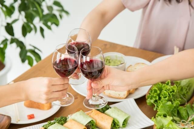 ワインで乾杯する様子