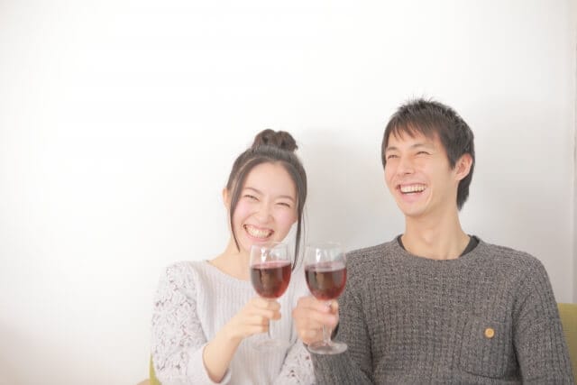 ワインを楽しむ男女