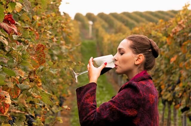 ワインを飲む女性