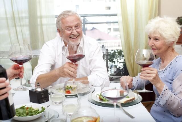 ワインを楽しむ男女